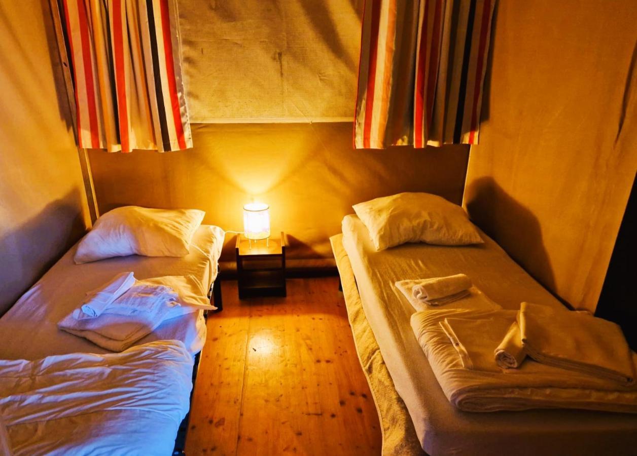 Boerderij Camping Nixhoeve Genderen 外观 照片
